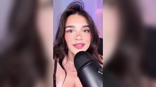 Hot Cam Girl Masturbating Live and Enjoying Intense Pleasure