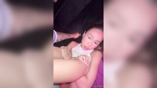 Asiatica caliente desnuda cabalgando la verga de su novio
